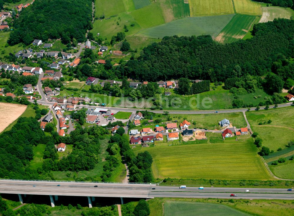 Rohrbach von oben - Dorfkern am Feldrand in Rohrbach im Bundesland Rheinland-Pfalz, Deutschland
