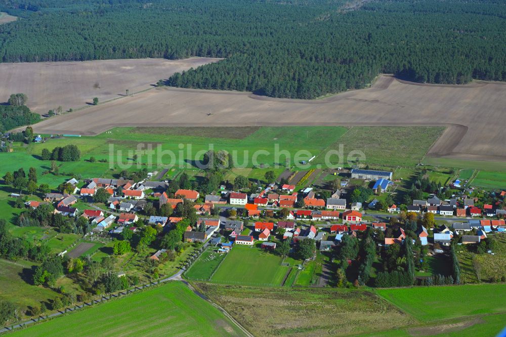 Rossow aus der Vogelperspektive: Dorfkern am Feldrand in Rossow im Bundesland Brandenburg, Deutschland