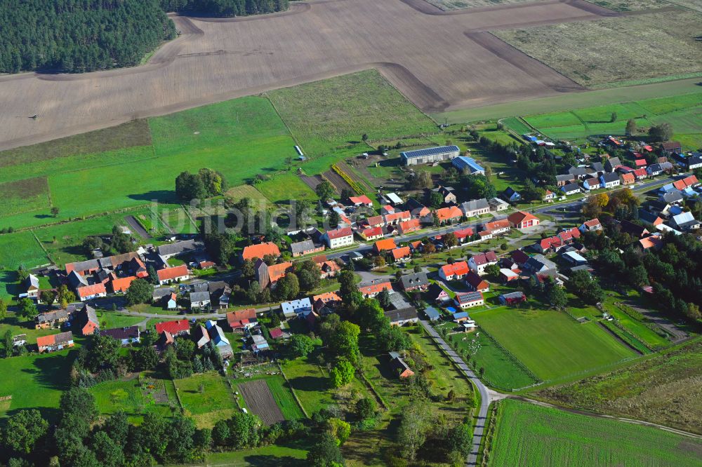 Luftaufnahme Rossow - Dorfkern am Feldrand in Rossow im Bundesland Brandenburg, Deutschland