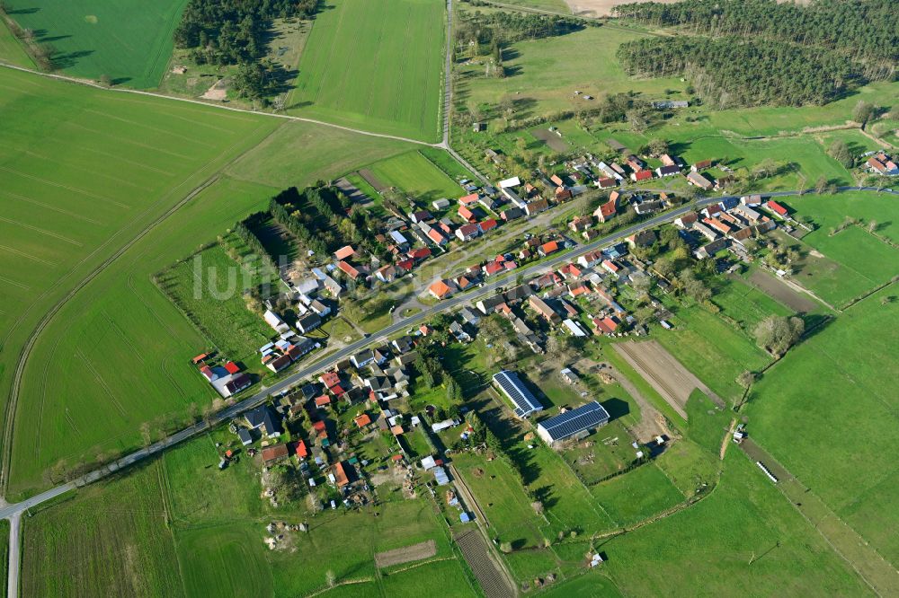 Rossow aus der Vogelperspektive: Dorfkern am Feldrand in Rossow im Bundesland Brandenburg, Deutschland