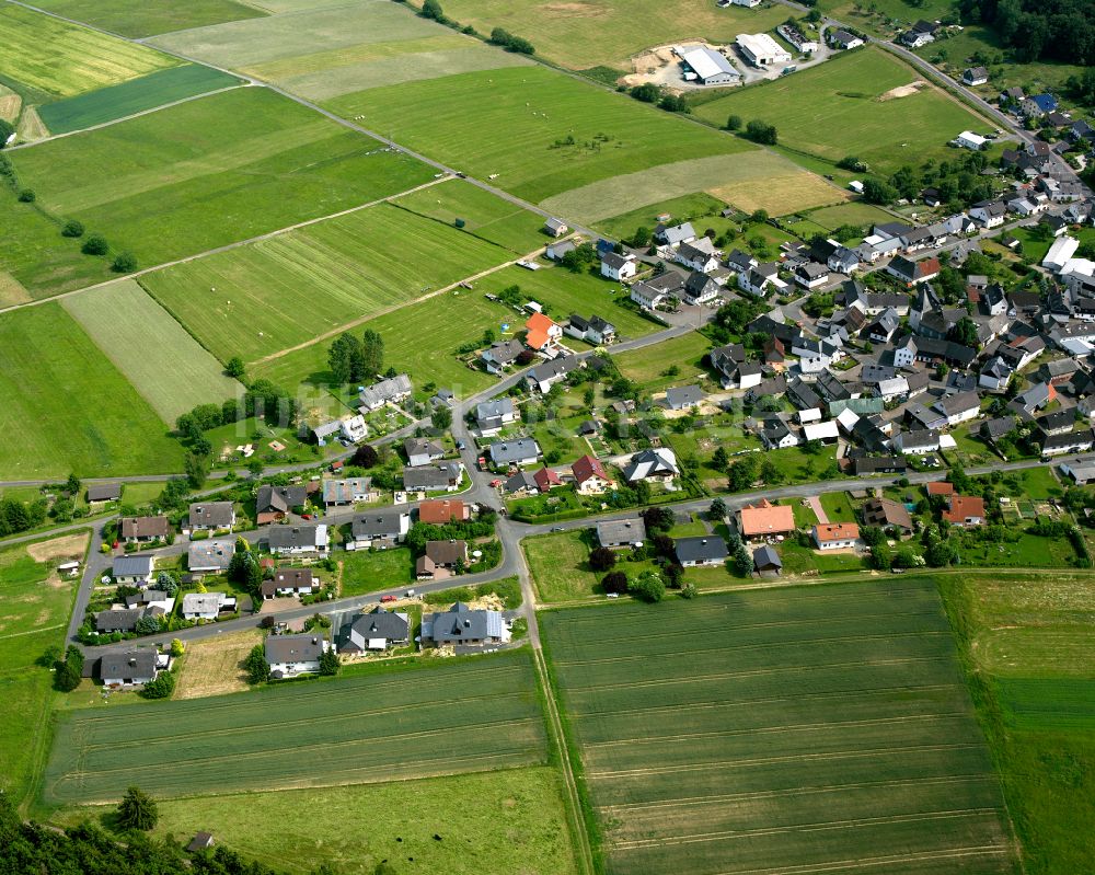 Roth aus der Vogelperspektive: Dorfkern am Feldrand in Roth im Bundesland Hessen, Deutschland