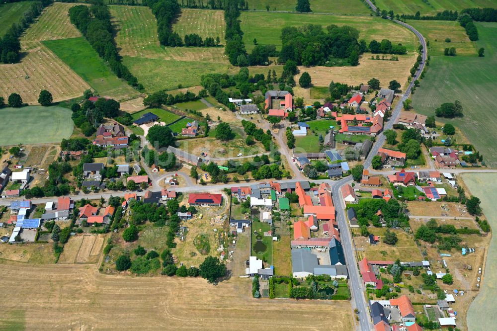 Sachau von oben - Dorfkern am Feldrand in Sachau im Bundesland Sachsen-Anhalt, Deutschland