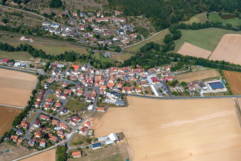 Sachsenheim aus der Vogelperspektive: Dorfkern am Feldrand in Sachsenheim im Bundesland Bayern, Deutschland