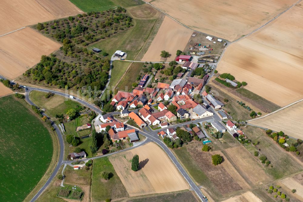Luftaufnahme Sachserhof - Dorfkern am Feldrand in Sachserhof im Bundesland Bayern, Deutschland