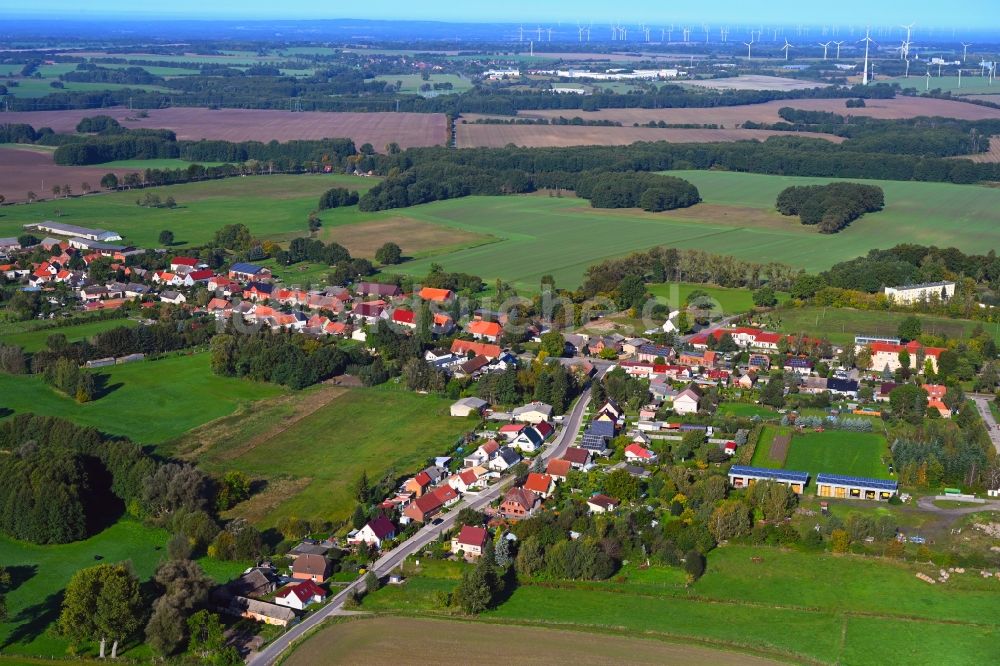 Sadenbeck aus der Vogelperspektive: Dorfkern am Feldrand in Sadenbeck im Bundesland Brandenburg, Deutschland