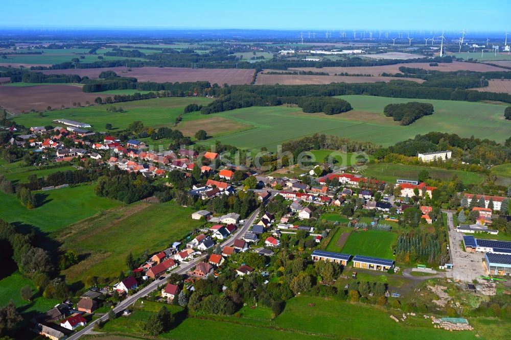 Luftbild Sadenbeck - Dorfkern am Feldrand in Sadenbeck im Bundesland Brandenburg, Deutschland
