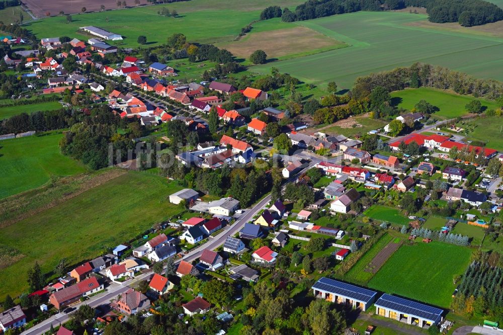 Luftaufnahme Sadenbeck - Dorfkern am Feldrand in Sadenbeck im Bundesland Brandenburg, Deutschland