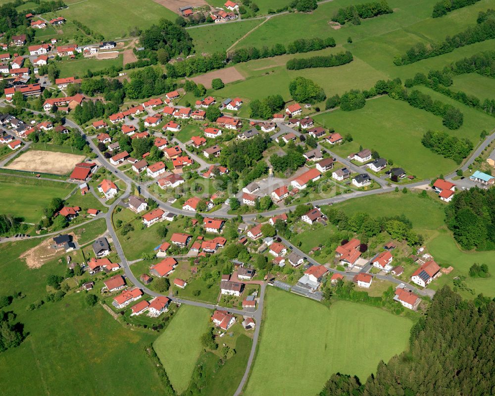 Sankt Oswald aus der Vogelperspektive: Dorfkern am Feldrand in Sankt Oswald im Bundesland Bayern, Deutschland