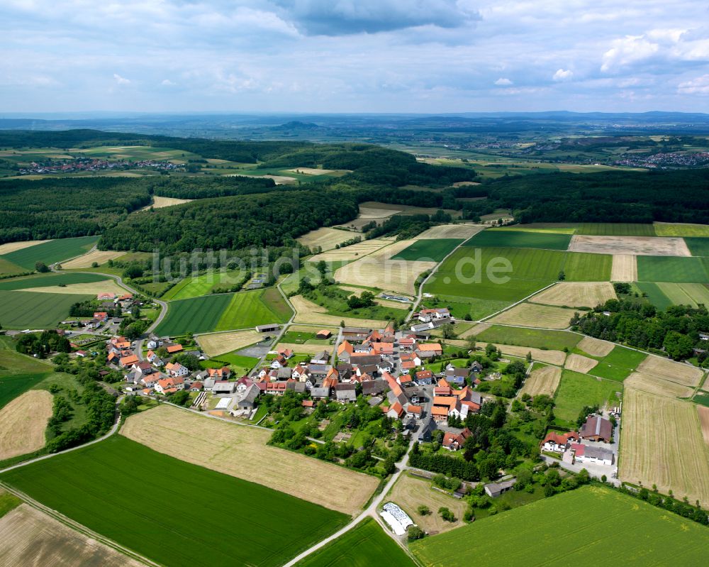 Luftaufnahme Schadenbach - Dorfkern am Feldrand in Schadenbach im Bundesland Hessen, Deutschland