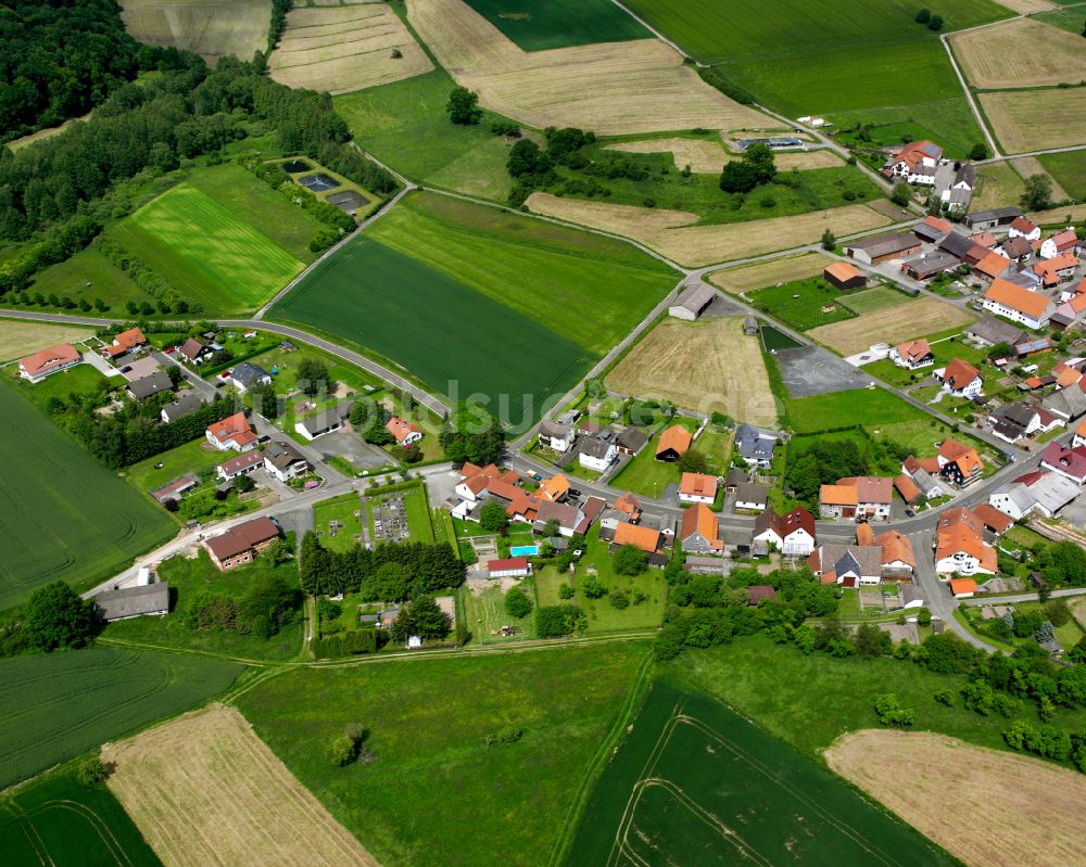Schadenbach aus der Vogelperspektive: Dorfkern am Feldrand in Schadenbach im Bundesland Hessen, Deutschland
