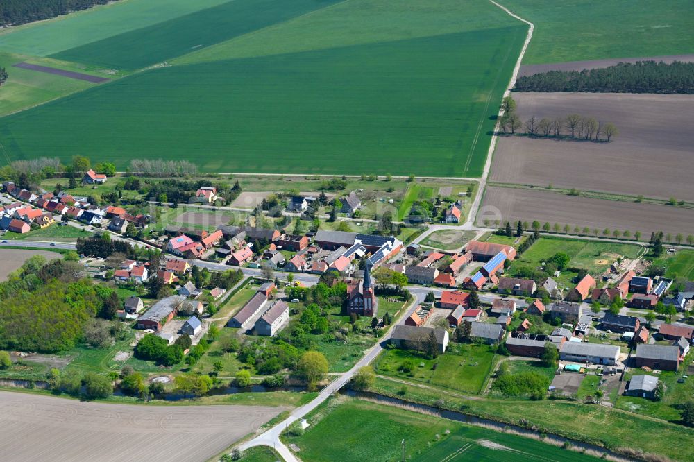 Scharlibbe von oben - Dorfkern am Feldrand in Scharlibbe im Bundesland Sachsen-Anhalt, Deutschland
