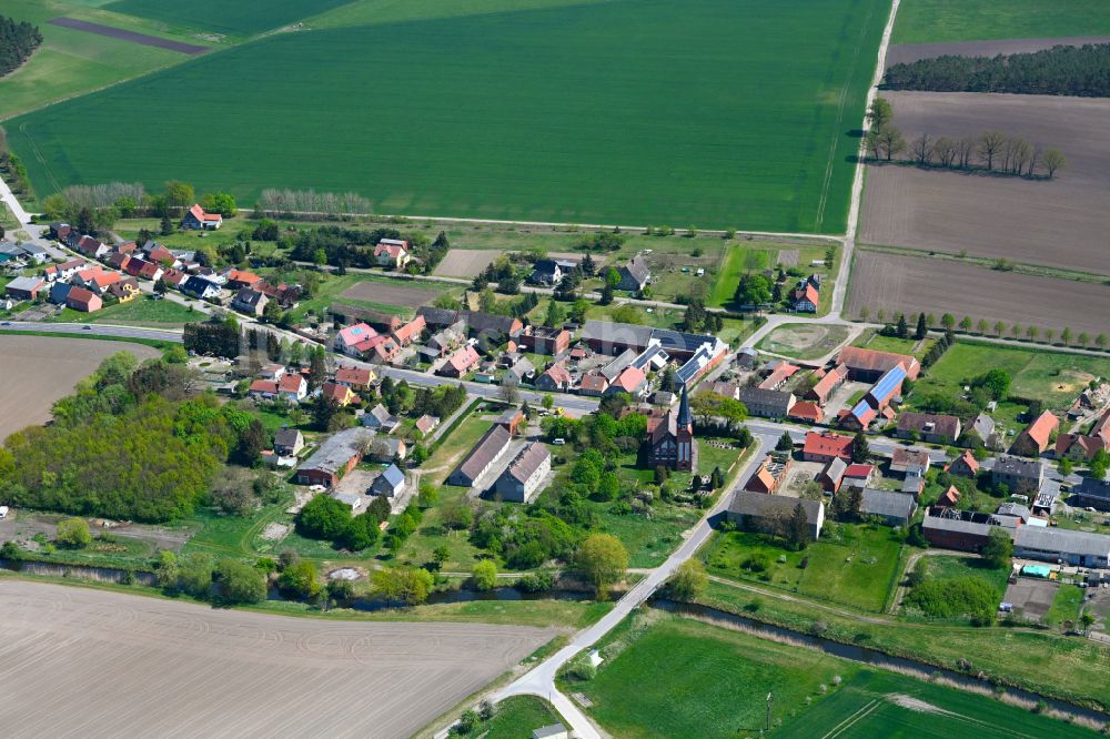Scharlibbe aus der Vogelperspektive: Dorfkern am Feldrand in Scharlibbe im Bundesland Sachsen-Anhalt, Deutschland