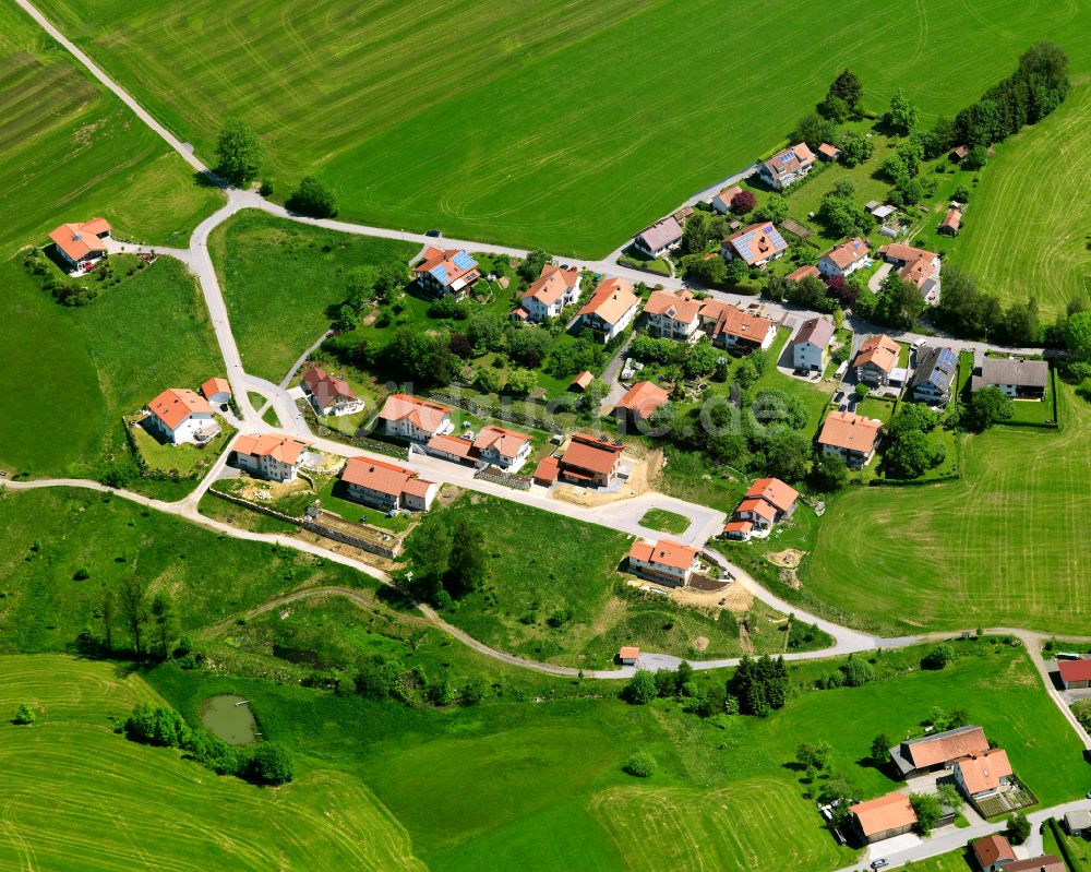Luftbild Schiefweg - Dorfkern am Feldrand in Schiefweg im Bundesland Bayern, Deutschland