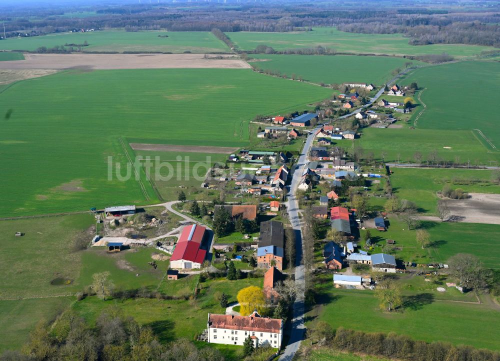 Schmolde aus der Vogelperspektive: Dorfkern am Feldrand in Schmolde im Bundesland Brandenburg, Deutschland