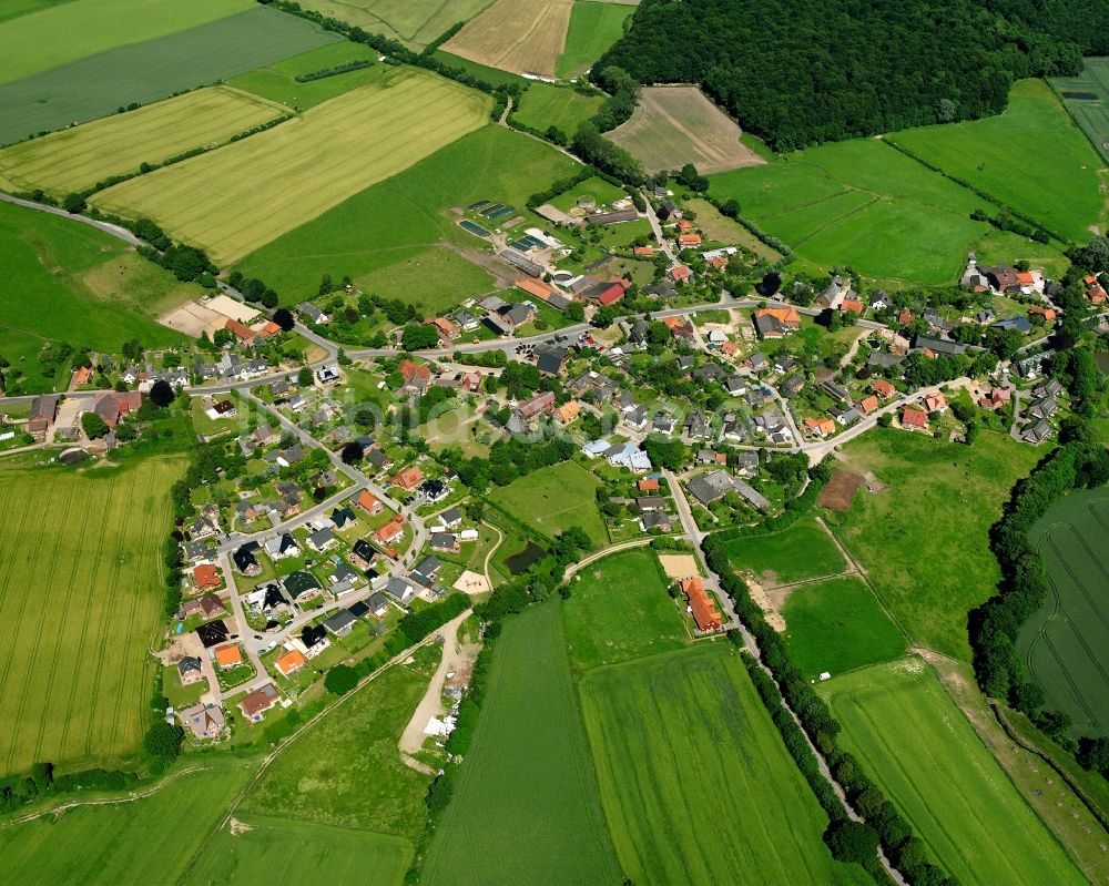 Luftaufnahme Schönberg - Dorfkern am Feldrand in Schönberg im Bundesland Schleswig-Holstein, Deutschland