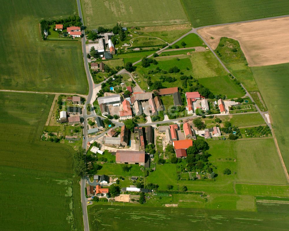 Schänitz von oben - Dorfkern am Feldrand in Schänitz im Bundesland Sachsen, Deutschland