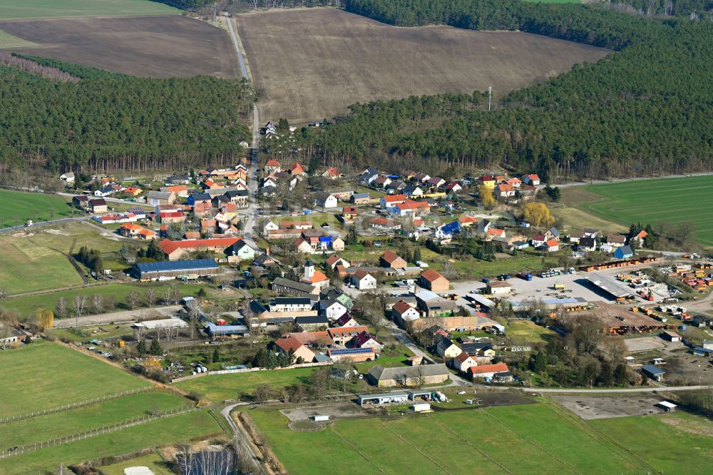Schünow aus der Vogelperspektive: Dorfkern am Feldrand in Schünow im Bundesland Brandenburg, Deutschland