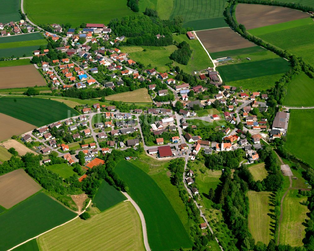 Schwendi von oben - Dorfkern am Feldrand in Schwendi im Bundesland Baden-Württemberg, Deutschland