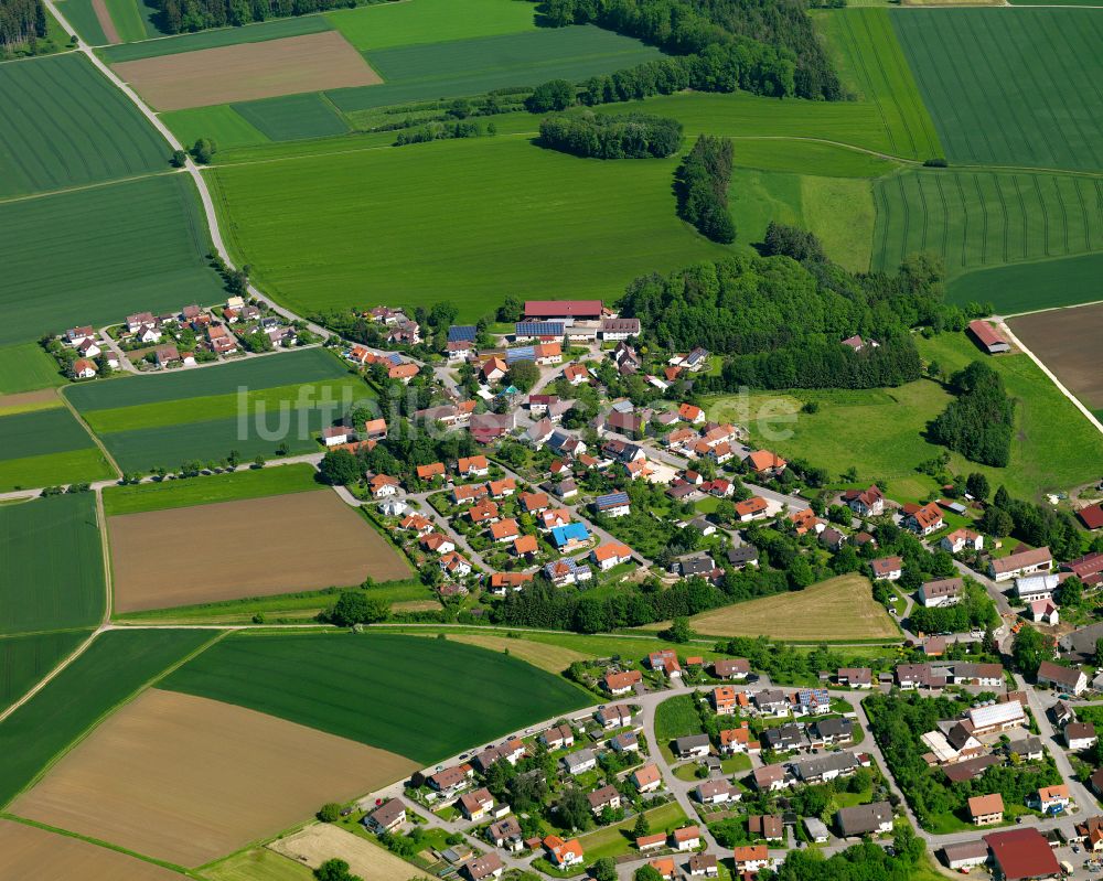 Schwendi aus der Vogelperspektive: Dorfkern am Feldrand in Schwendi im Bundesland Baden-Württemberg, Deutschland
