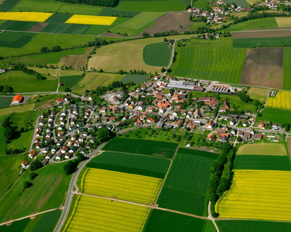 Luftaufnahme Schwendi - Dorfkern am Feldrand in Schwendi im Bundesland Baden-Württemberg, Deutschland