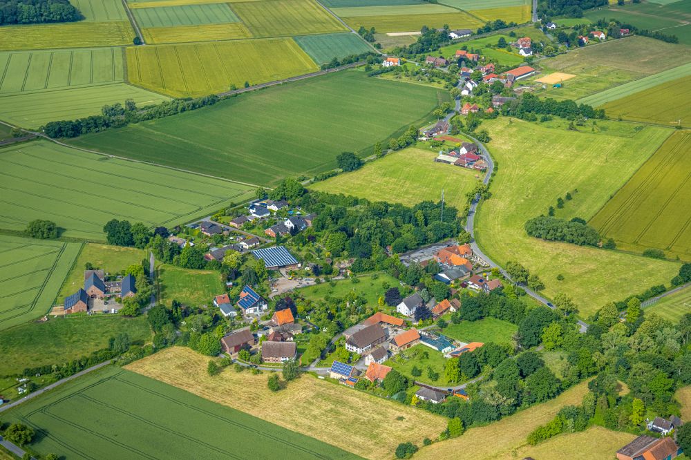 Süddinker von oben - Dorfkern am Feldrand in Süddinker im Bundesland Nordrhein-Westfalen, Deutschland