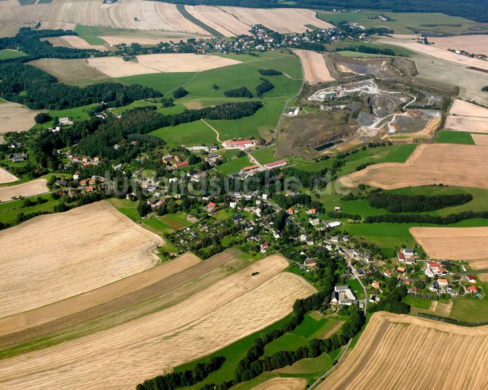 Seifersdorf aus der Vogelperspektive: Dorfkern am Feldrand in Seifersdorf im Bundesland Sachsen, Deutschland