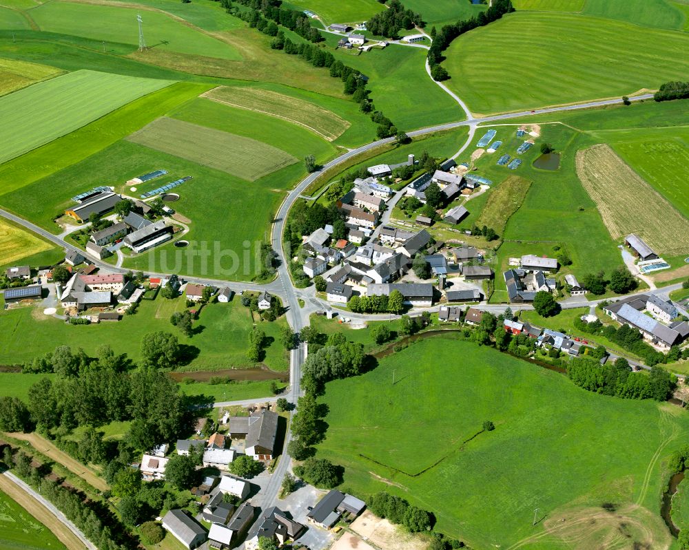 Seulbitz aus der Vogelperspektive: Dorfkern am Feldrand in Seulbitz im Bundesland Bayern, Deutschland