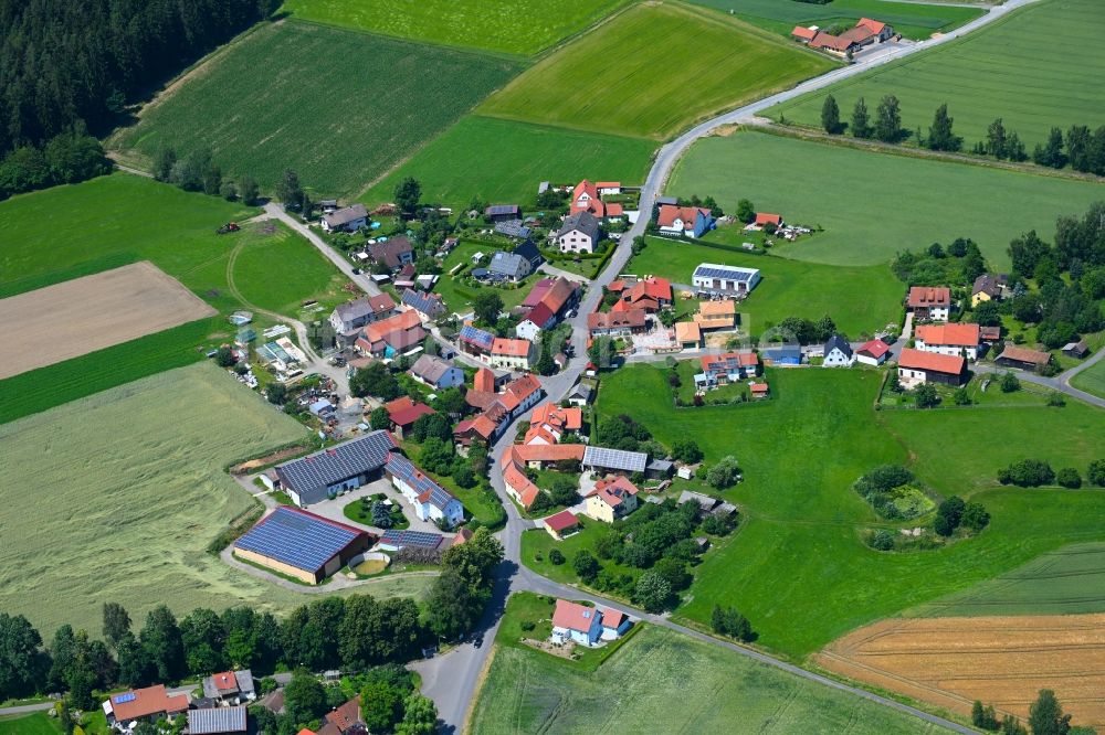 Siegritz aus der Vogelperspektive: Dorfkern am Feldrand in Siegritz im Bundesland Bayern, Deutschland