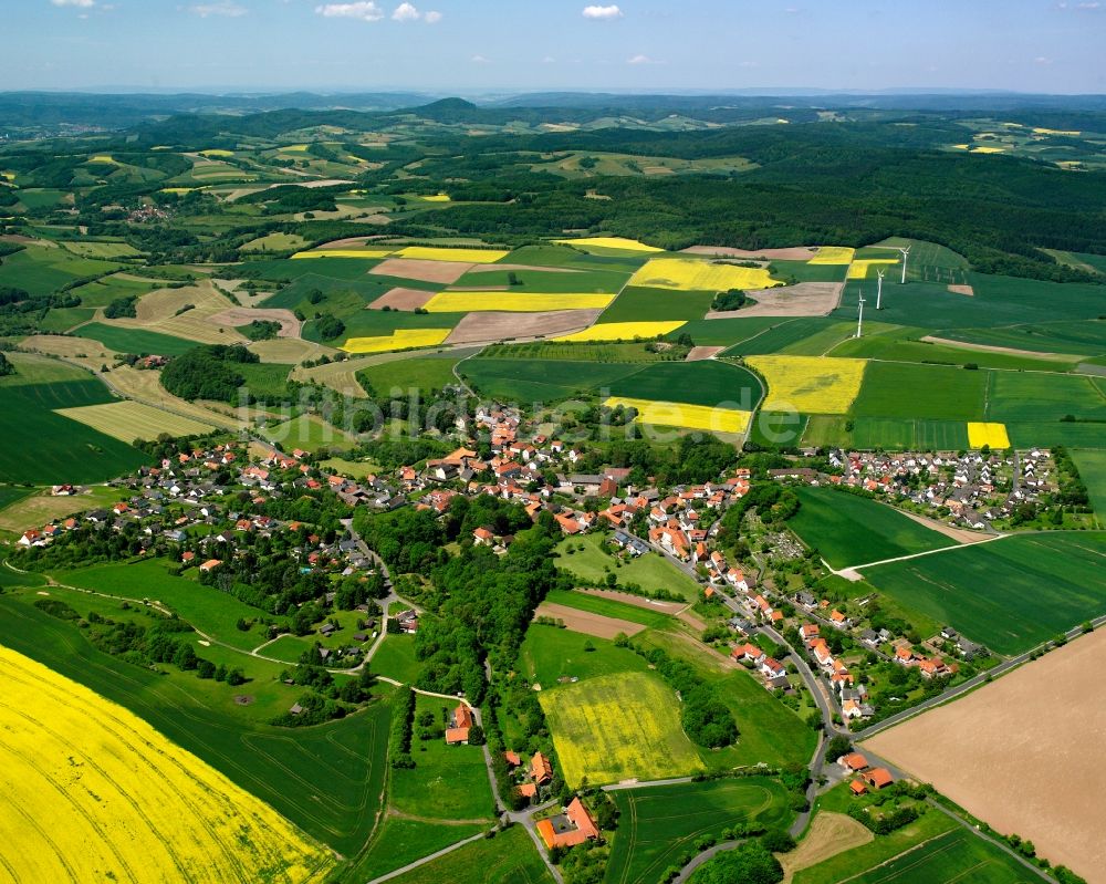 Solz aus der Vogelperspektive: Dorfkern am Feldrand in Solz im Bundesland Hessen, Deutschland