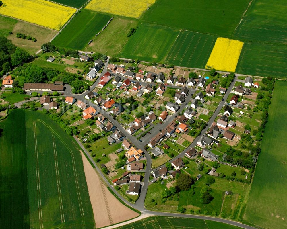 Solz von oben - Dorfkern am Feldrand in Solz im Bundesland Hessen, Deutschland