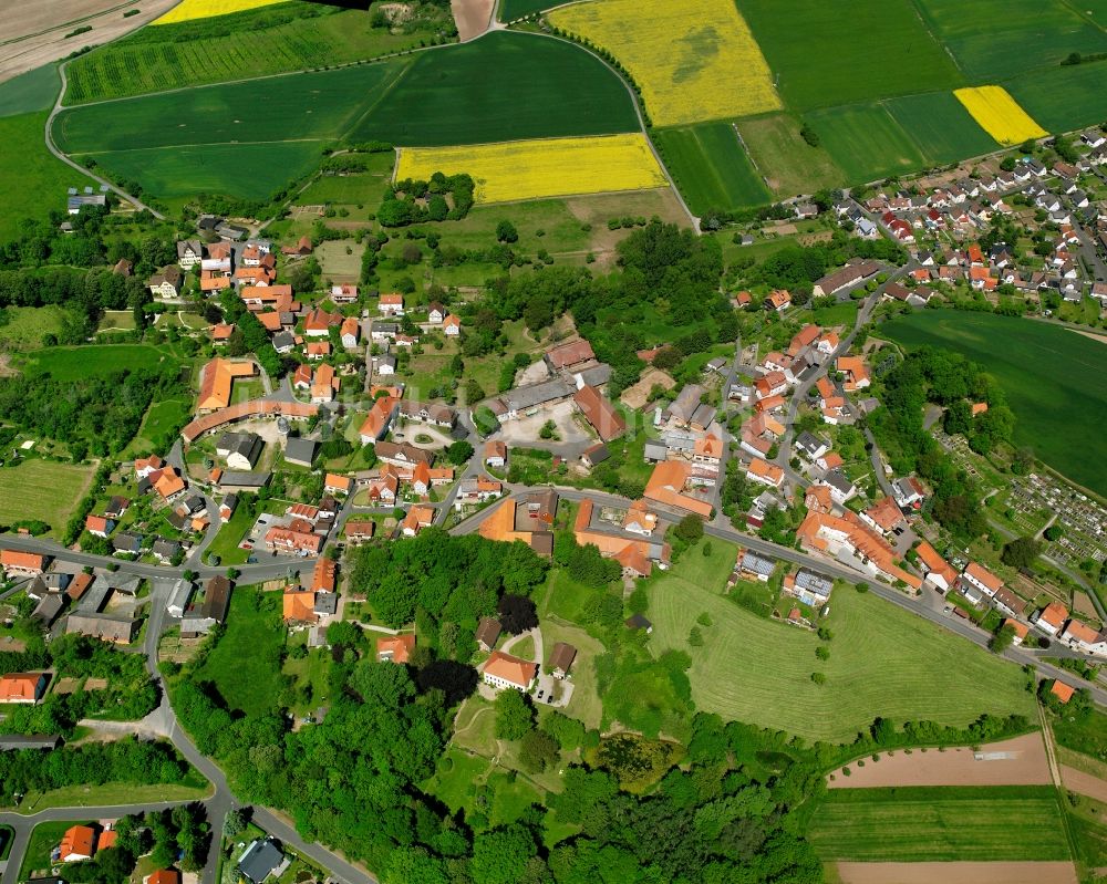 Solz aus der Vogelperspektive: Dorfkern am Feldrand in Solz im Bundesland Hessen, Deutschland