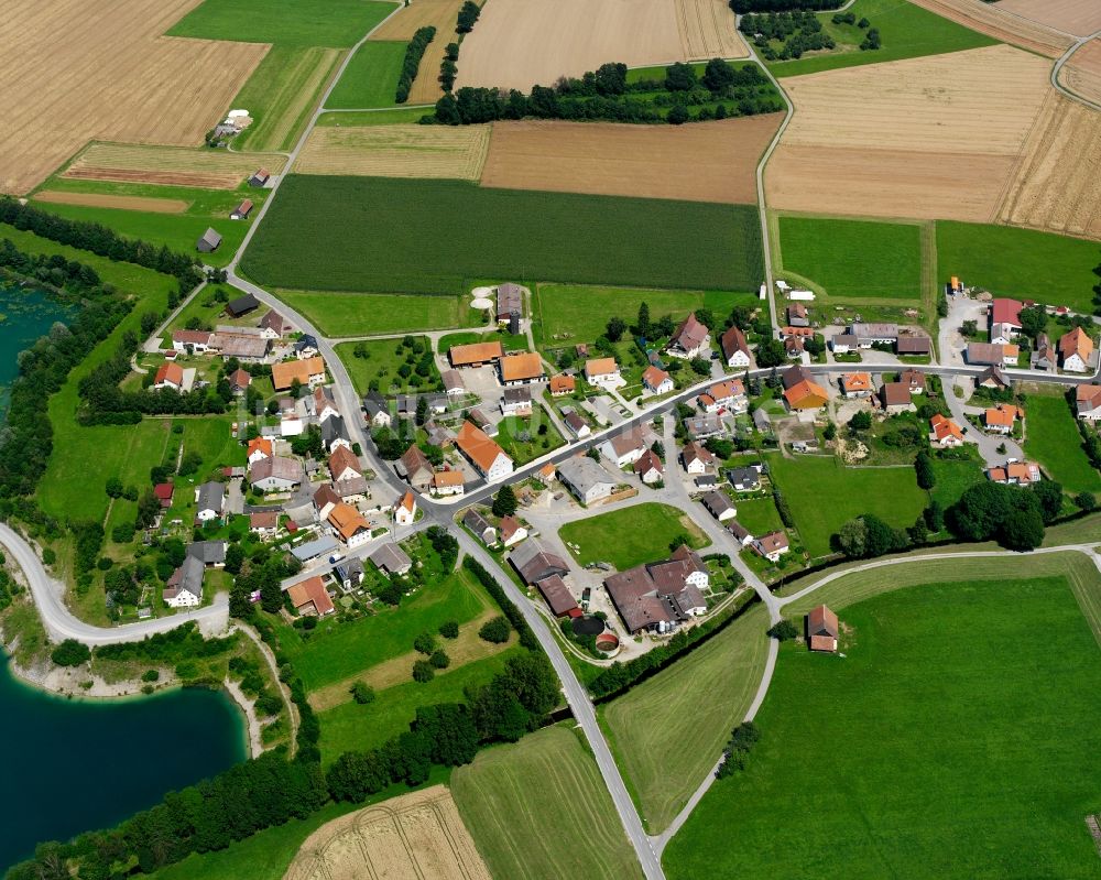 Spöck von oben - Dorfkern am Feldrand in Spöck im Bundesland Baden-Württemberg, Deutschland