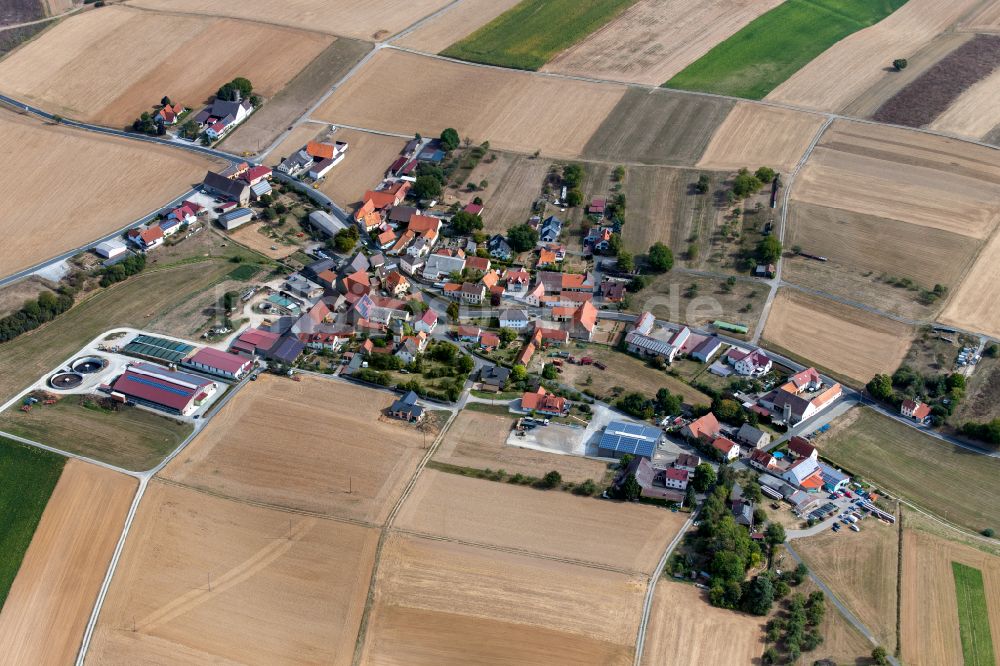 Stadelhofen aus der Vogelperspektive: Dorfkern am Feldrand in Stadelhofen im Bundesland Bayern, Deutschland