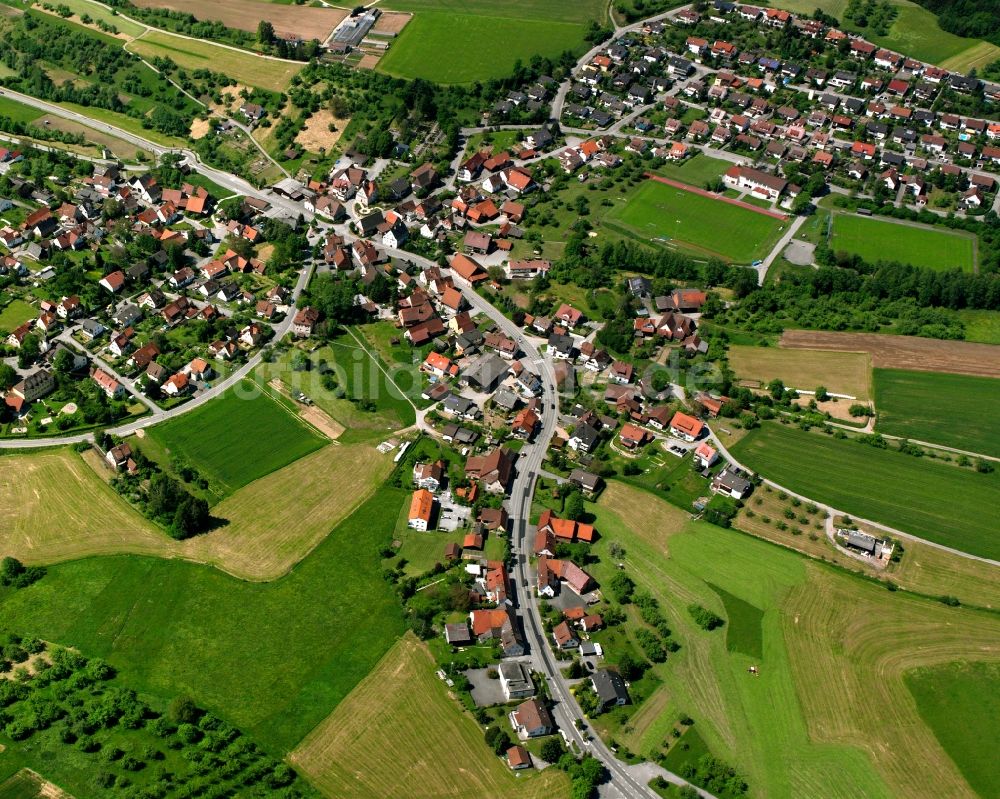 Steinbach aus der Vogelperspektive: Dorfkern am Feldrand in Steinbach im Bundesland Baden-Württemberg, Deutschland