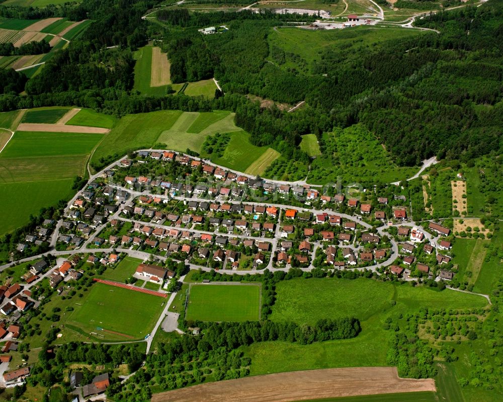 Steinbach von oben - Dorfkern am Feldrand in Steinbach im Bundesland Baden-Württemberg, Deutschland