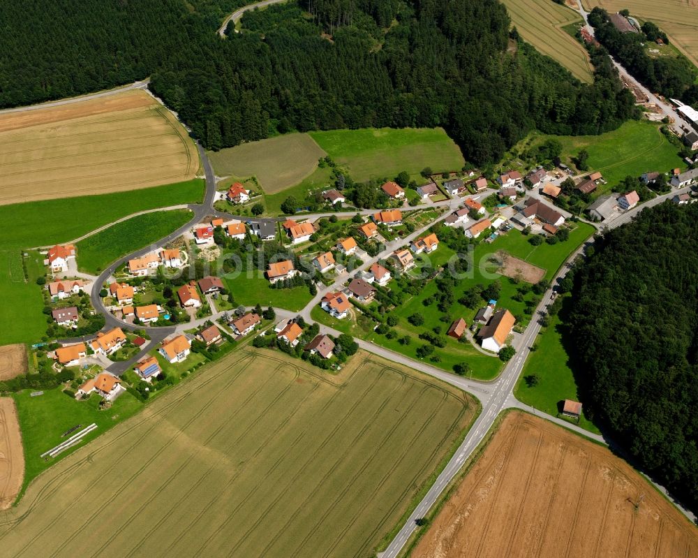 Luftaufnahme Steinbronnen - Dorfkern am Feldrand in Steinbronnen im Bundesland Baden-Württemberg, Deutschland