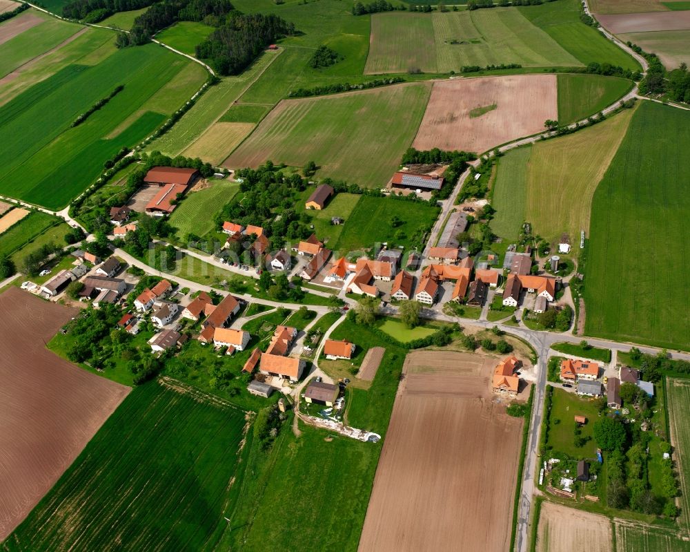 Steinersdorf von oben - Dorfkern am Feldrand in Steinersdorf im Bundesland Bayern, Deutschland