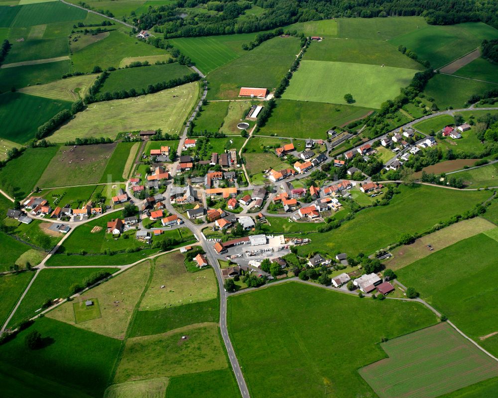 Steinfurt aus der Vogelperspektive: Dorfkern am Feldrand in Steinfurt im Bundesland Hessen, Deutschland
