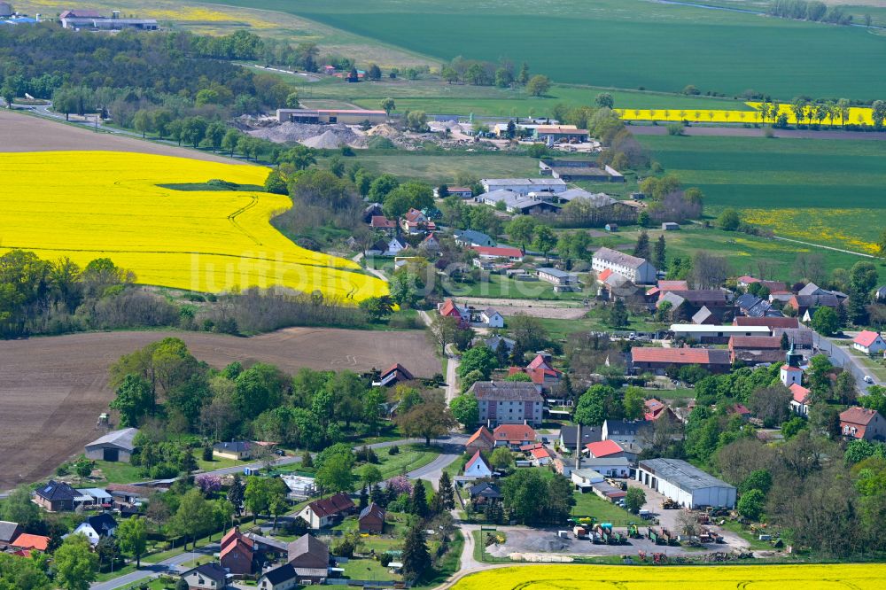 Luftaufnahme Stölln - Dorfkern am Feldrand in Stölln im Bundesland Brandenburg, Deutschland