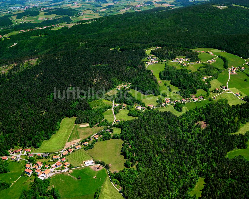 Stocking von oben - Dorfkern am Feldrand in Stocking im Bundesland Bayern, Deutschland