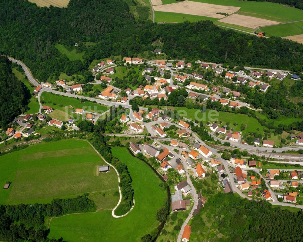 Storzingen aus der Vogelperspektive: Dorfkern am Feldrand in Storzingen im Bundesland Baden-Württemberg, Deutschland
