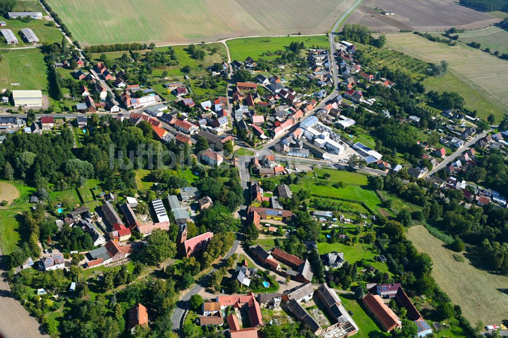 Luftaufnahme Straach - Dorfkern am Feldrand in Straach im Bundesland Sachsen-Anhalt, Deutschland