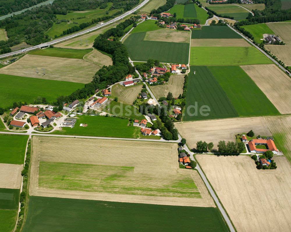 Straß aus der Vogelperspektive: Dorfkern am Feldrand in Straß im Bundesland Bayern, Deutschland
