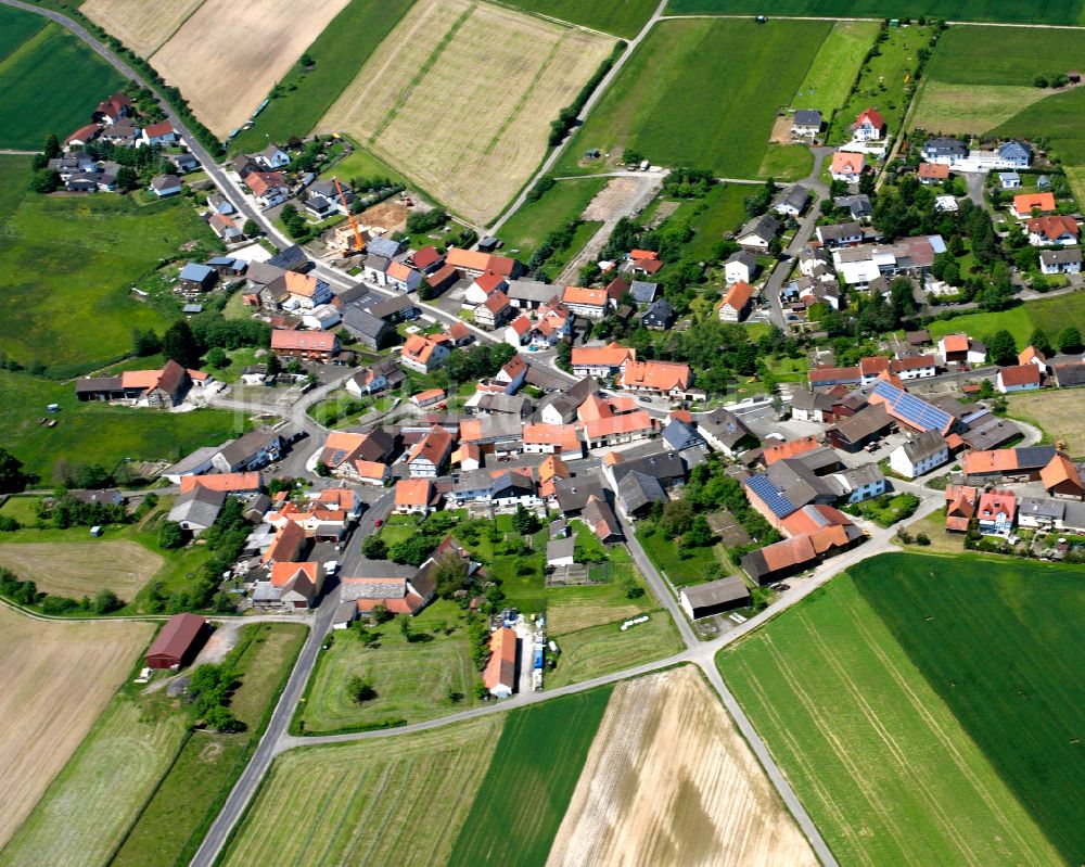 Luftaufnahme Strebendorf - Dorfkern am Feldrand in Strebendorf im Bundesland Hessen, Deutschland