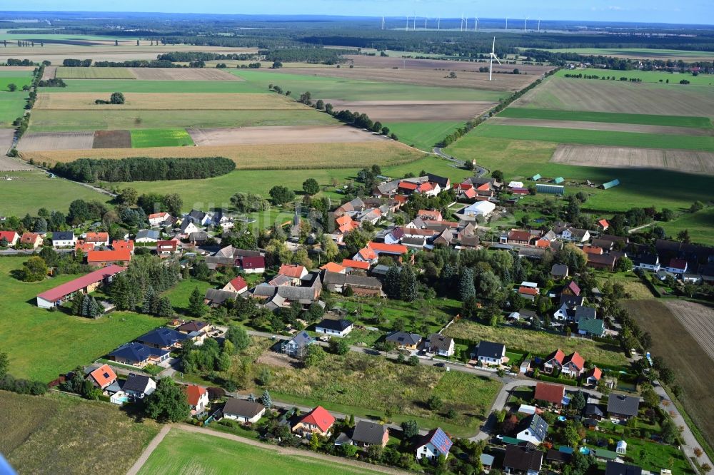 Luftaufnahme Streetz - Dorfkern am Feldrand in Streetz im Bundesland Sachsen-Anhalt, Deutschland