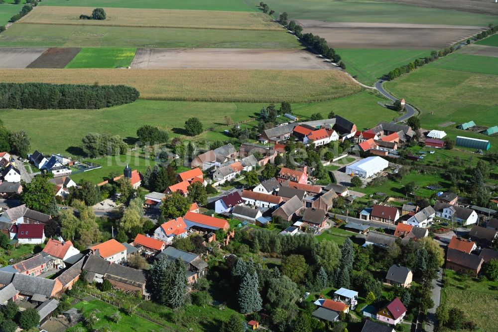 Streetz von oben - Dorfkern am Feldrand in Streetz im Bundesland Sachsen-Anhalt, Deutschland
