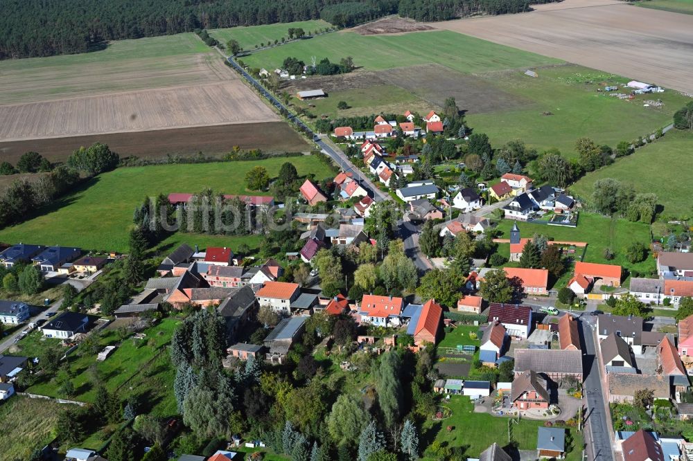 Streetz aus der Vogelperspektive: Dorfkern am Feldrand in Streetz im Bundesland Sachsen-Anhalt, Deutschland