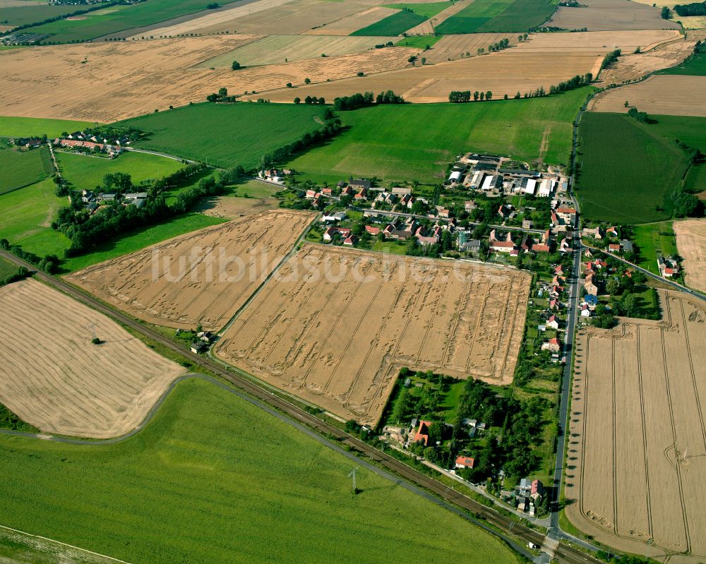 Luftbild Strießen - Dorfkern am Feldrand in Strießen im Bundesland Sachsen, Deutschland