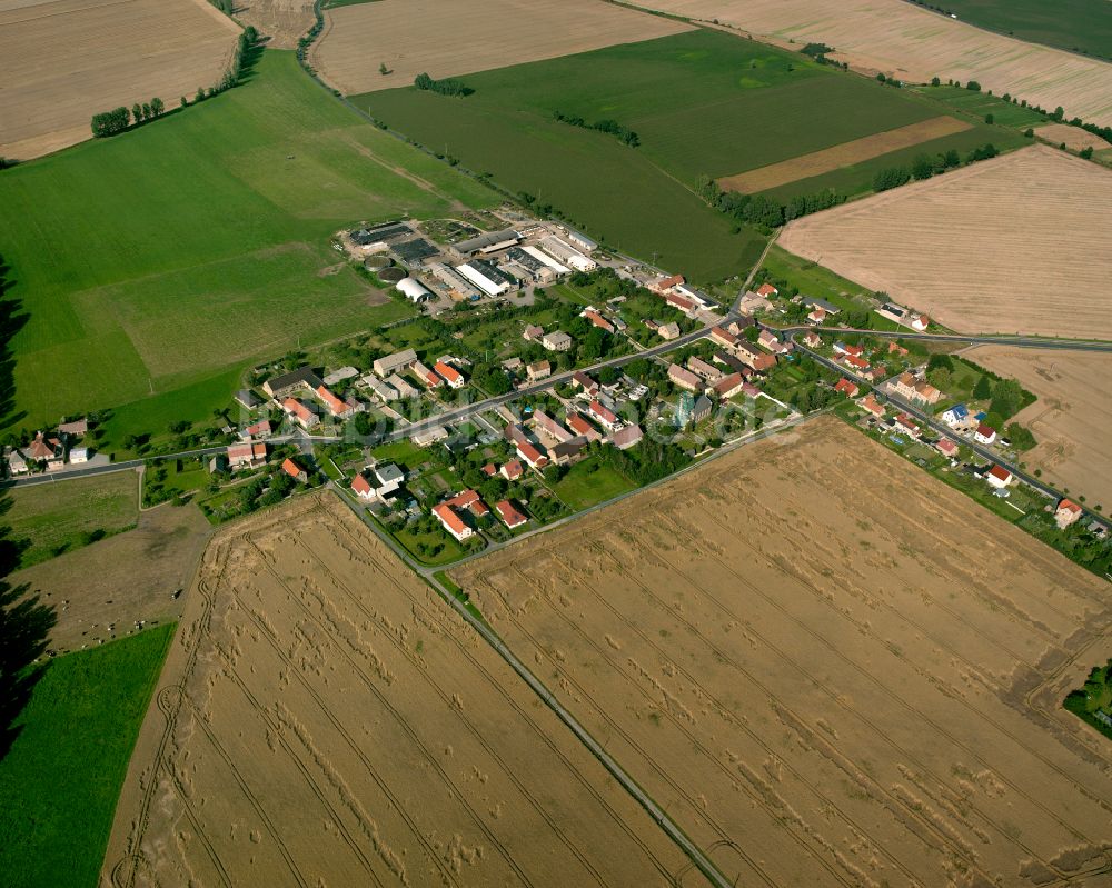Luftaufnahme Strießen - Dorfkern am Feldrand in Strießen im Bundesland Sachsen, Deutschland