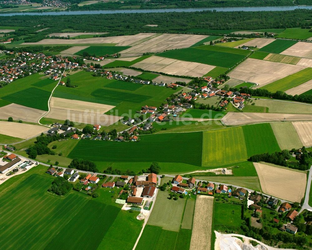 Strohham von oben - Dorfkern am Feldrand in Strohham im Bundesland Bayern, Deutschland